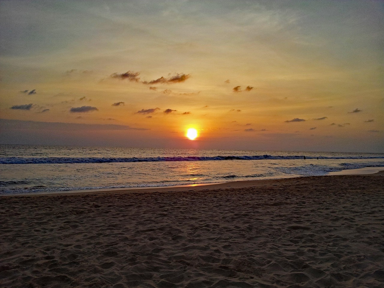 Hikkaduwa offers a lively and relaxed atmosphere, appealing to both backpackers and families.