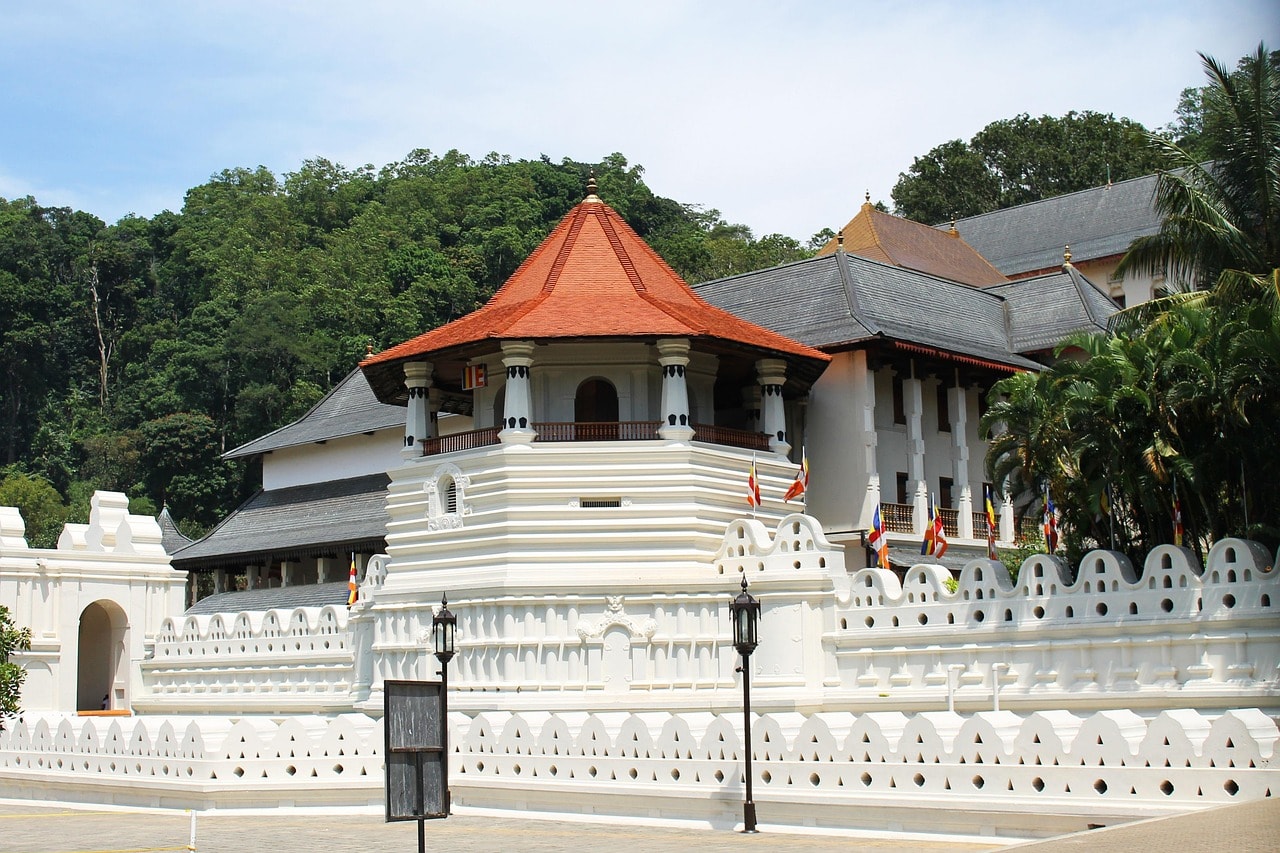 Visitors can witness daily rituals and appreciate the temple's ornate architecture.