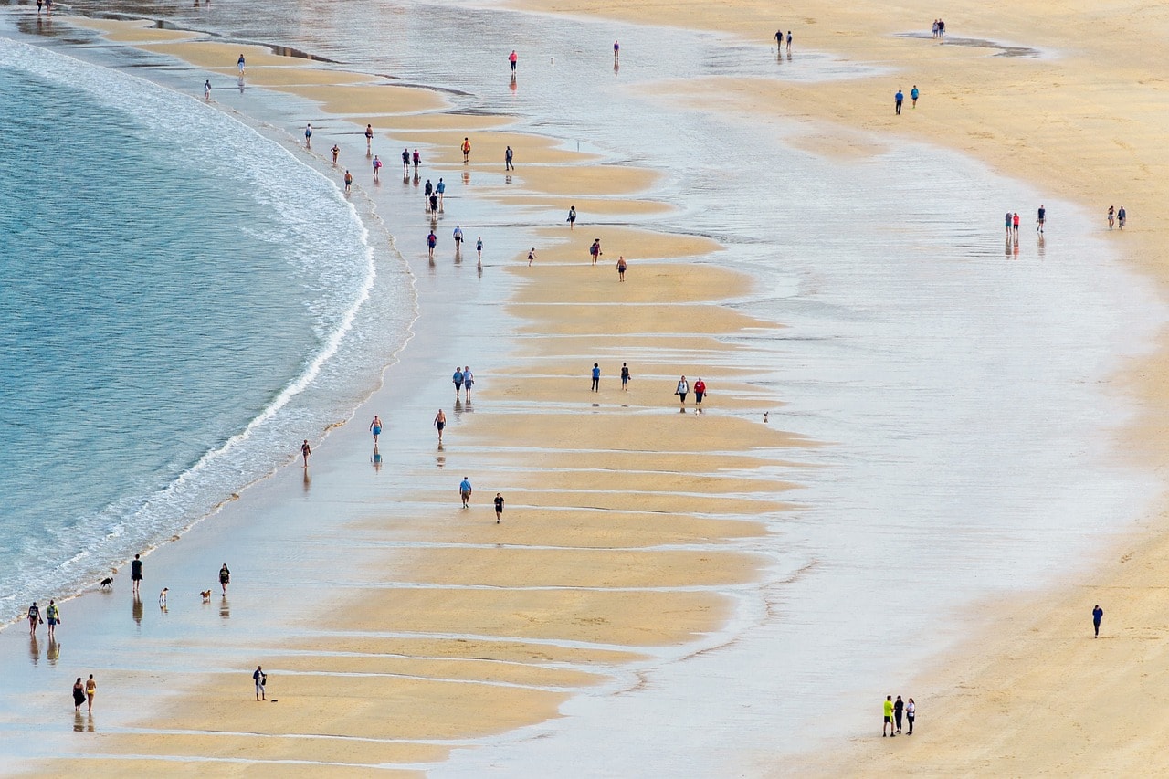 This is a coastal city in Spain's Basque Country, featuring a wide, sandy bay and a city backed by green hills.