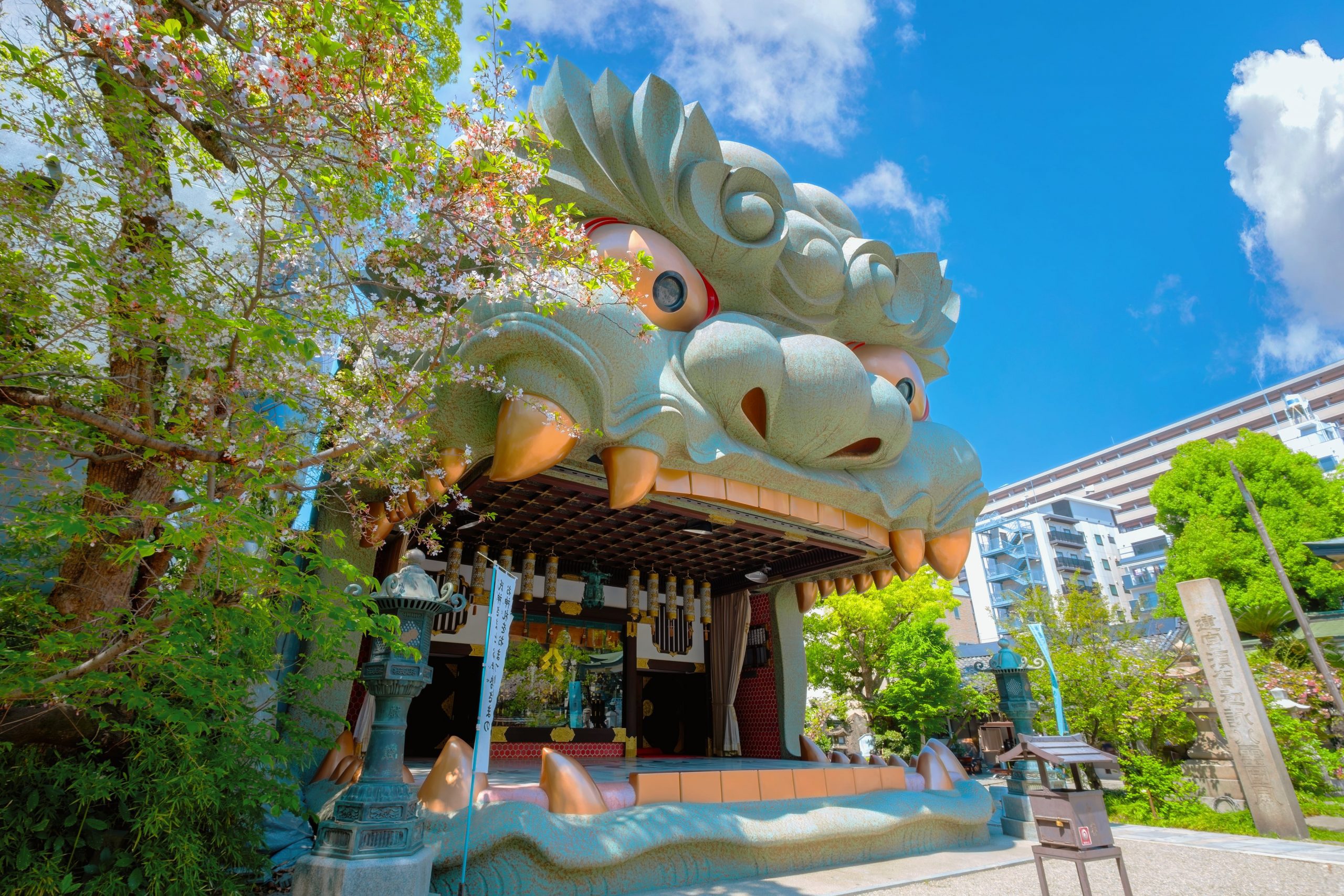 Namba Yasaka Shrine is one of Osaka’s most distinctive places of worship.