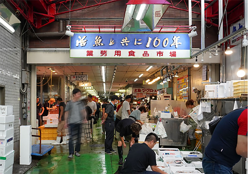 The Yanagibashi Central Market is a lively market that has supplied Nagoya’s best restaurants for over a century.