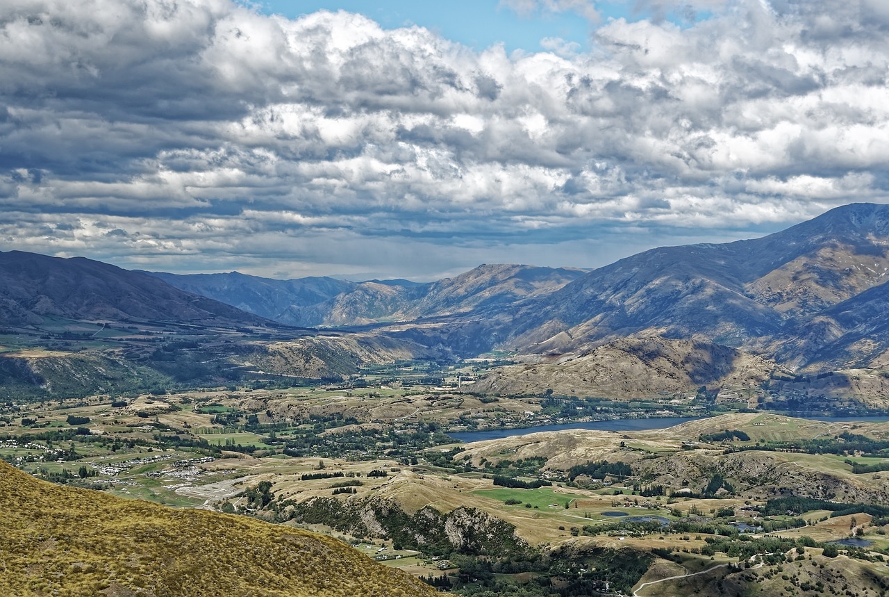 Lake Wakatipu delights couples year-round, from summer’s shores to winter’s snowy vistas.