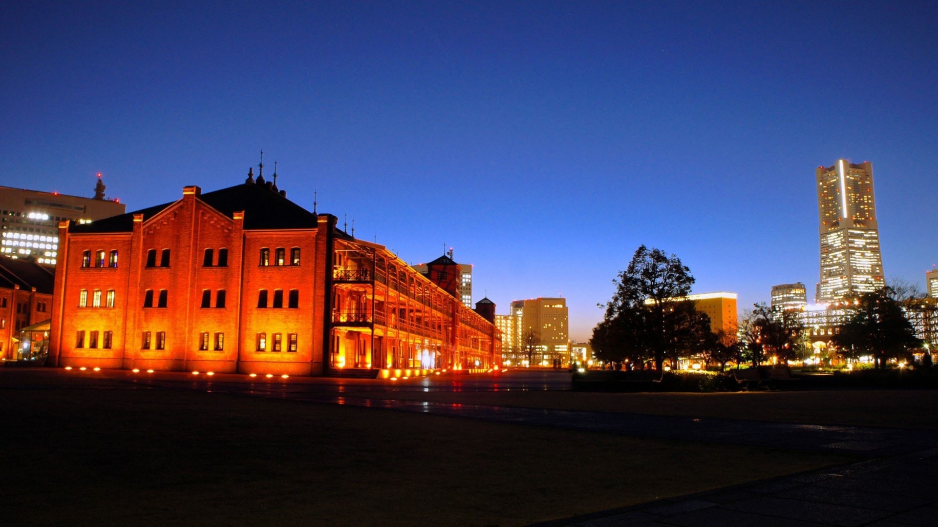 The two warehouses are now home to a variety of shops, restaurants, cafes, and event spaces.