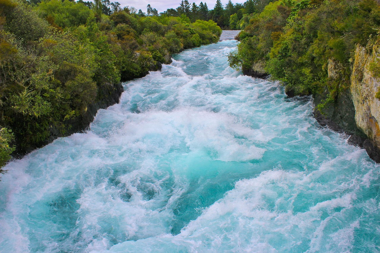 Witness the awe-inspiring power and beauty of Huka Falls – New Zealand’s natural masterpiece.