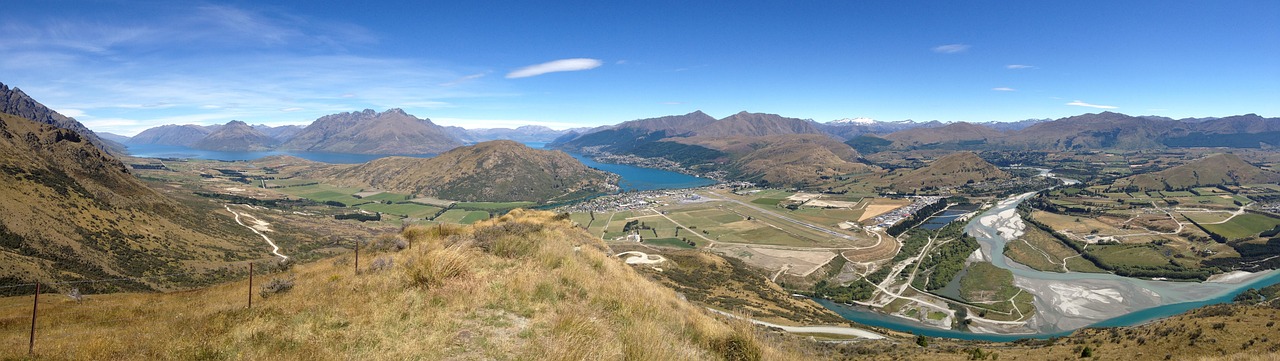 Queenstown’s lively heart, framed by Lake Wakatipu and iconic peaks, is your launchpad for adventure.