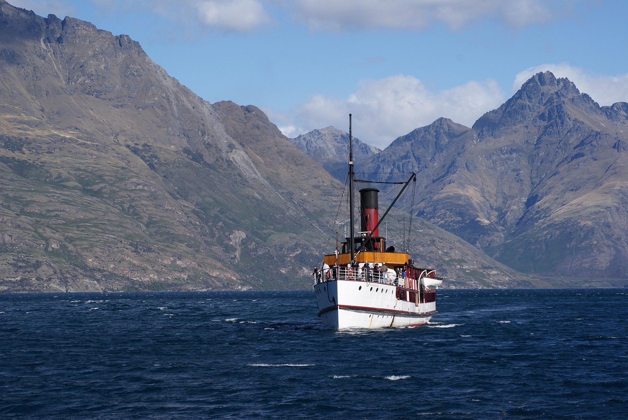 Luxury cruises and the legendary TSS Earnslaw reveal Lake Wakatipu’s captivating wonders in style.