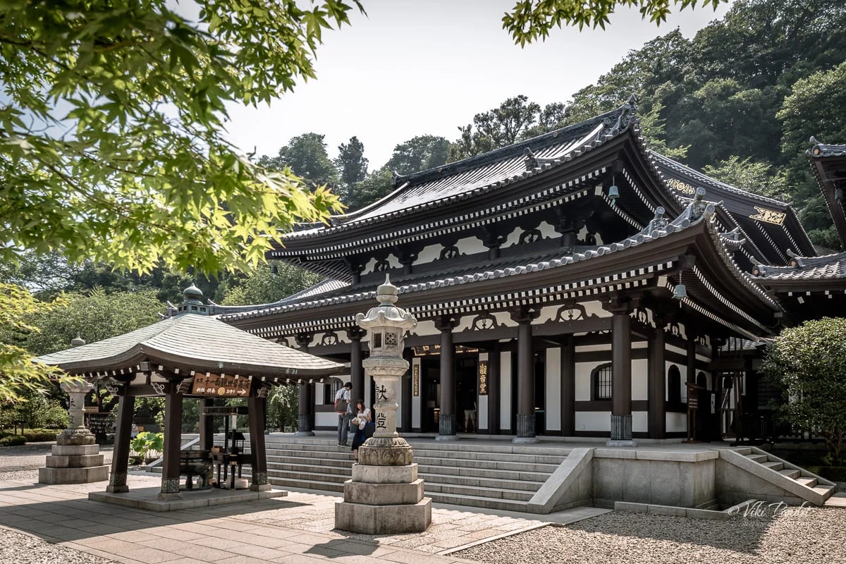 A small cave called Benten-kutsu, dedicated to the goddess Benten.