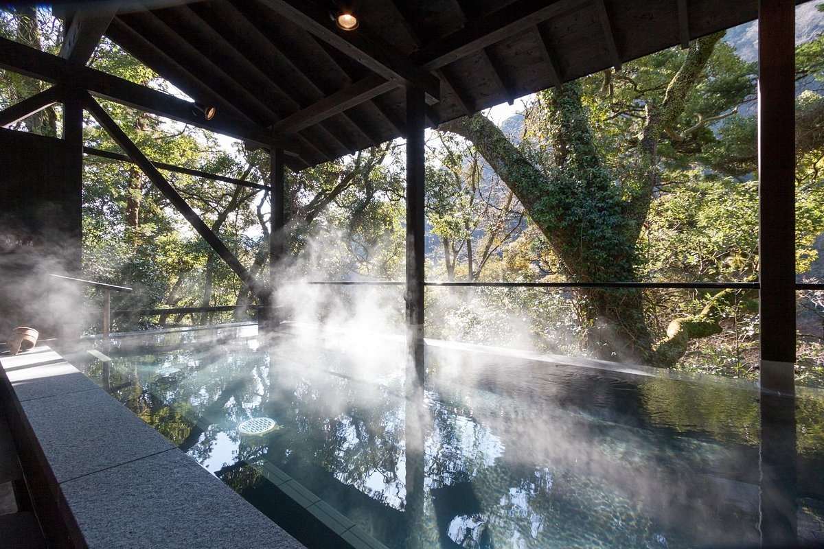It offers both large public baths and private open-air baths.