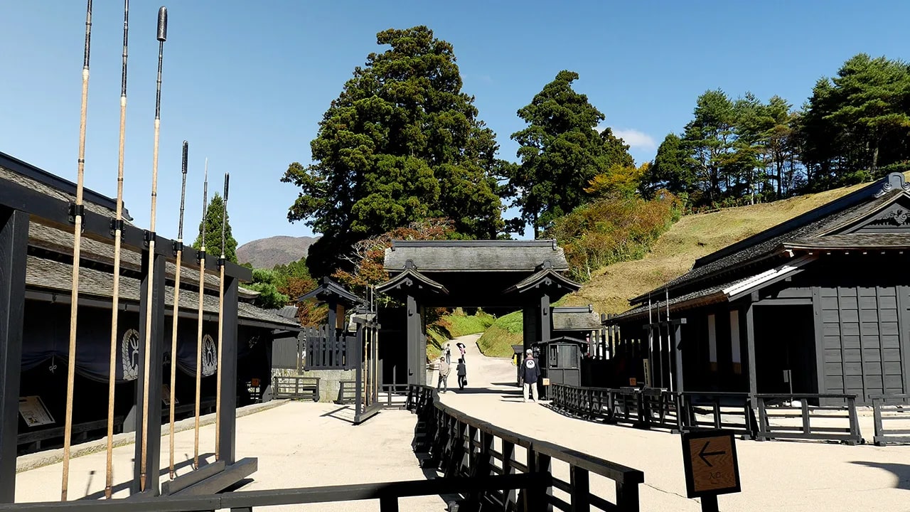 The checkpoint is situated on the shores of Lake Ashi, between the villages of Moto-Hakone and Hakone-machi.