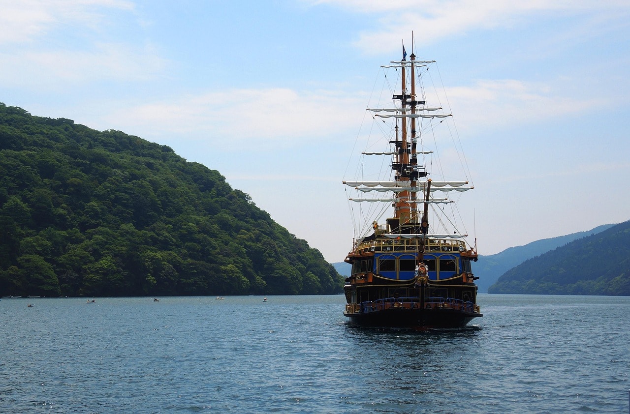 The waterfront, including places like Yamashita Park and the Osanbashi Pier, provides open views of the harbor.