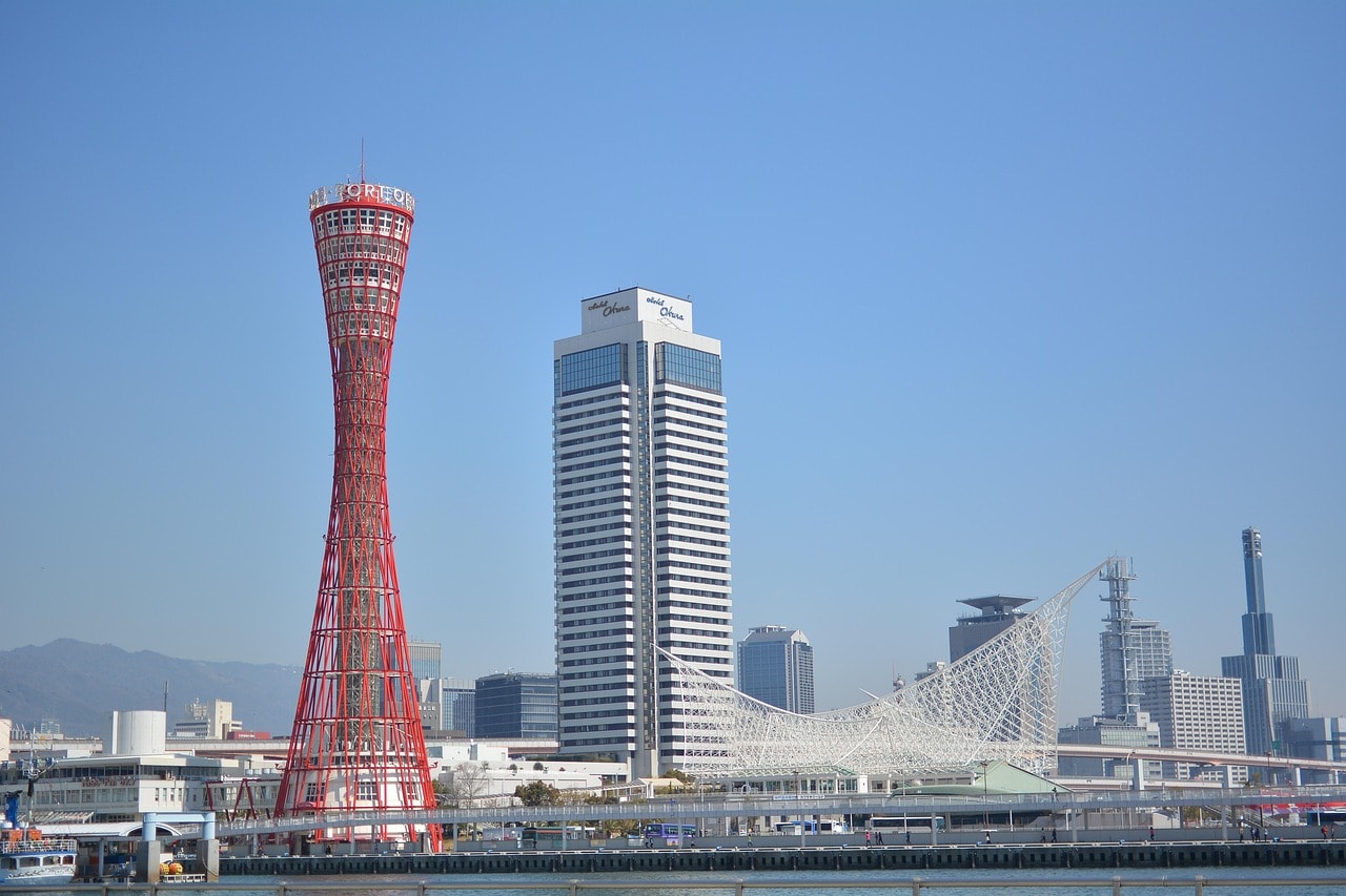 Many of the restaurants in the Mosaic area have terrace seating with views of the harbor.
