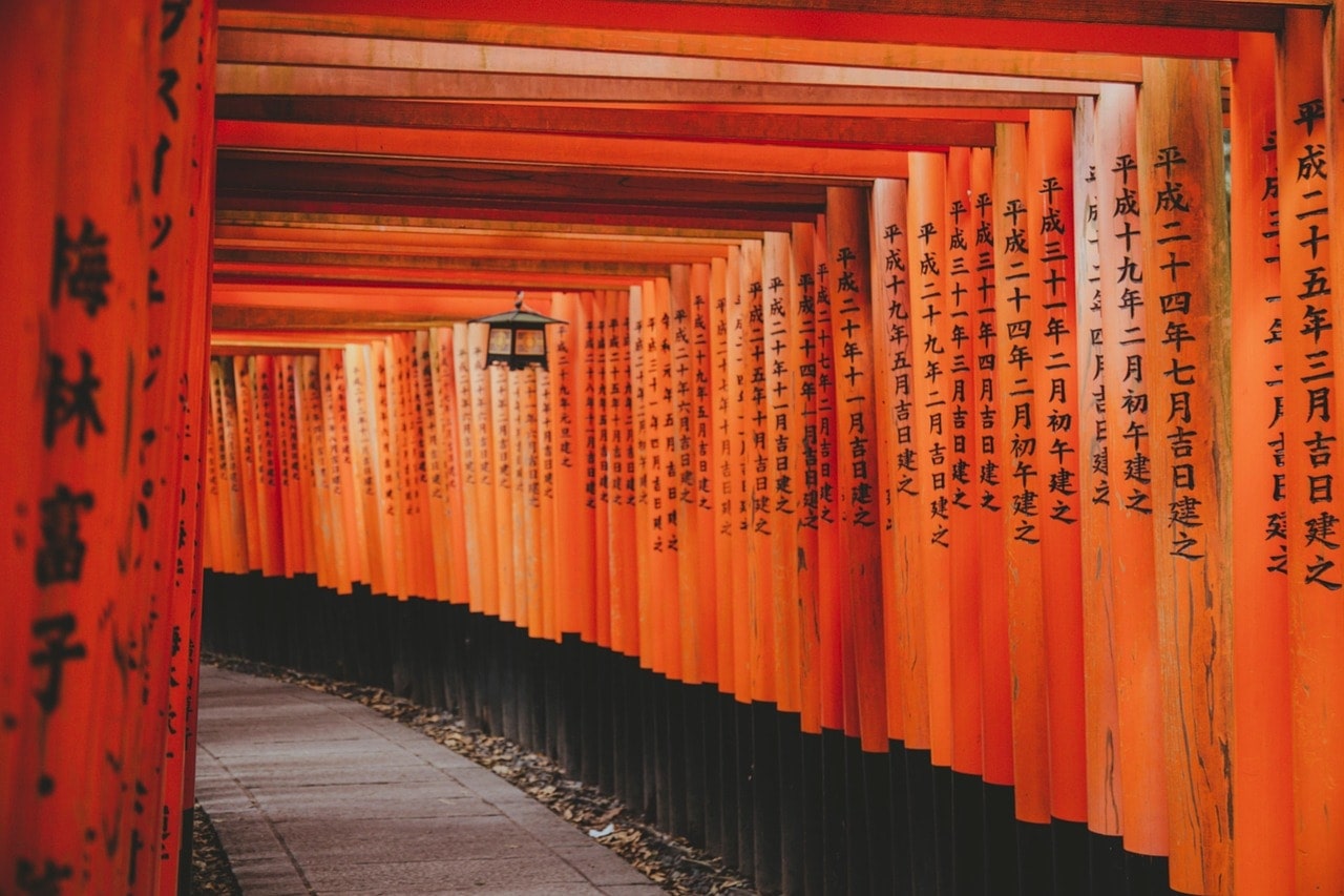 The main deity is Wakahirume-no-Mikoto, the goddess of weaving.
