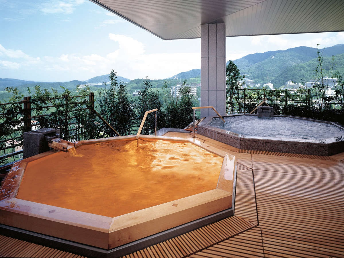 Visitors can enjoy the hot springs at various types of facilities.