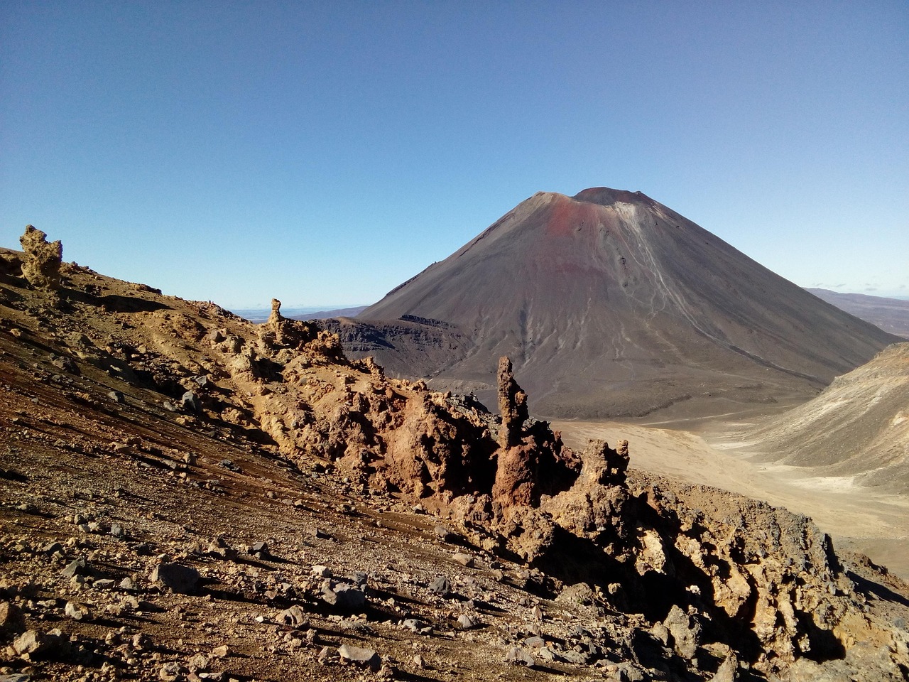 Red Crater and Emerald Lakes – stunning volcanic jewels shaped by Earth’s colossal energy.