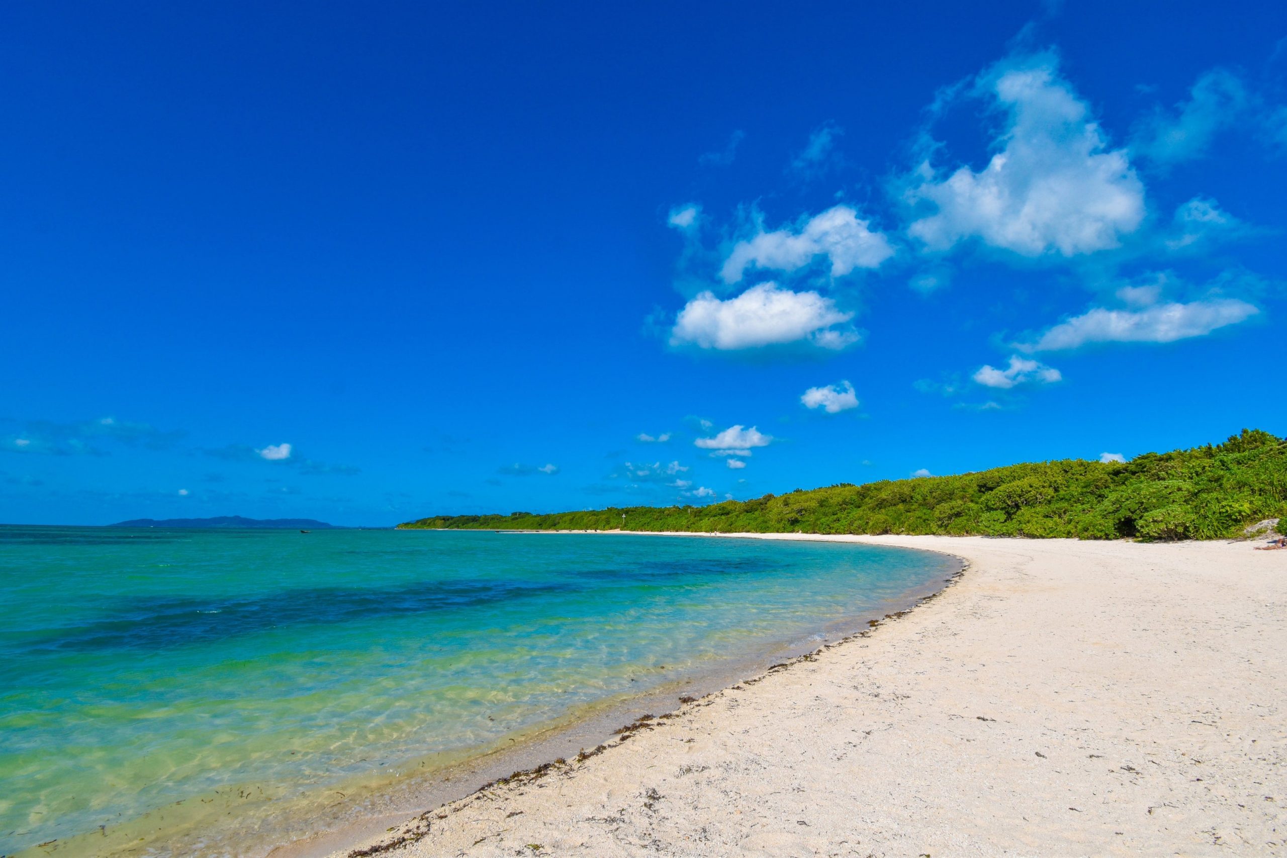 Known for its shallow, crystal-clear water, this beach is perfect for swimming and relaxing.