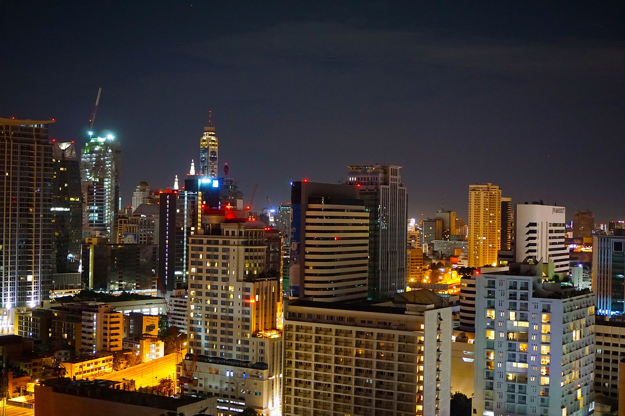 Bangkok by night: Rooftop bars blend energy, sophistication, and dazzling views.
