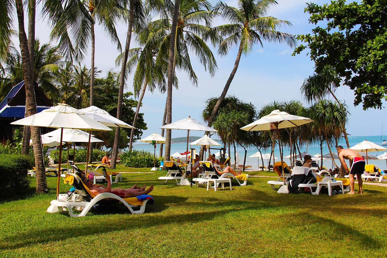 Imagine yourself in a tranquil private villa with panoramic ocean views on Koh Samui’s pristine beaches.
