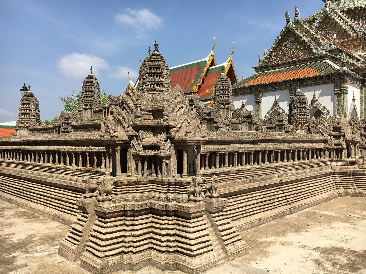The Grand Palace’s glowing architecture stands as a testament to Thai artistry and cultural legacy.
