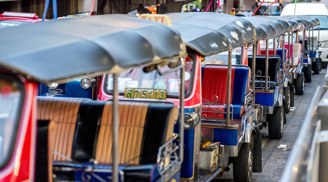 Savvy travellers arrive early and often by riverboat, discovering the Palace before the crowds and heat set in.