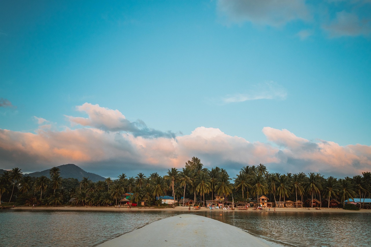 The tranquil beauty of Haad Yuan Beach on Phangan Island, perfect for family fun.