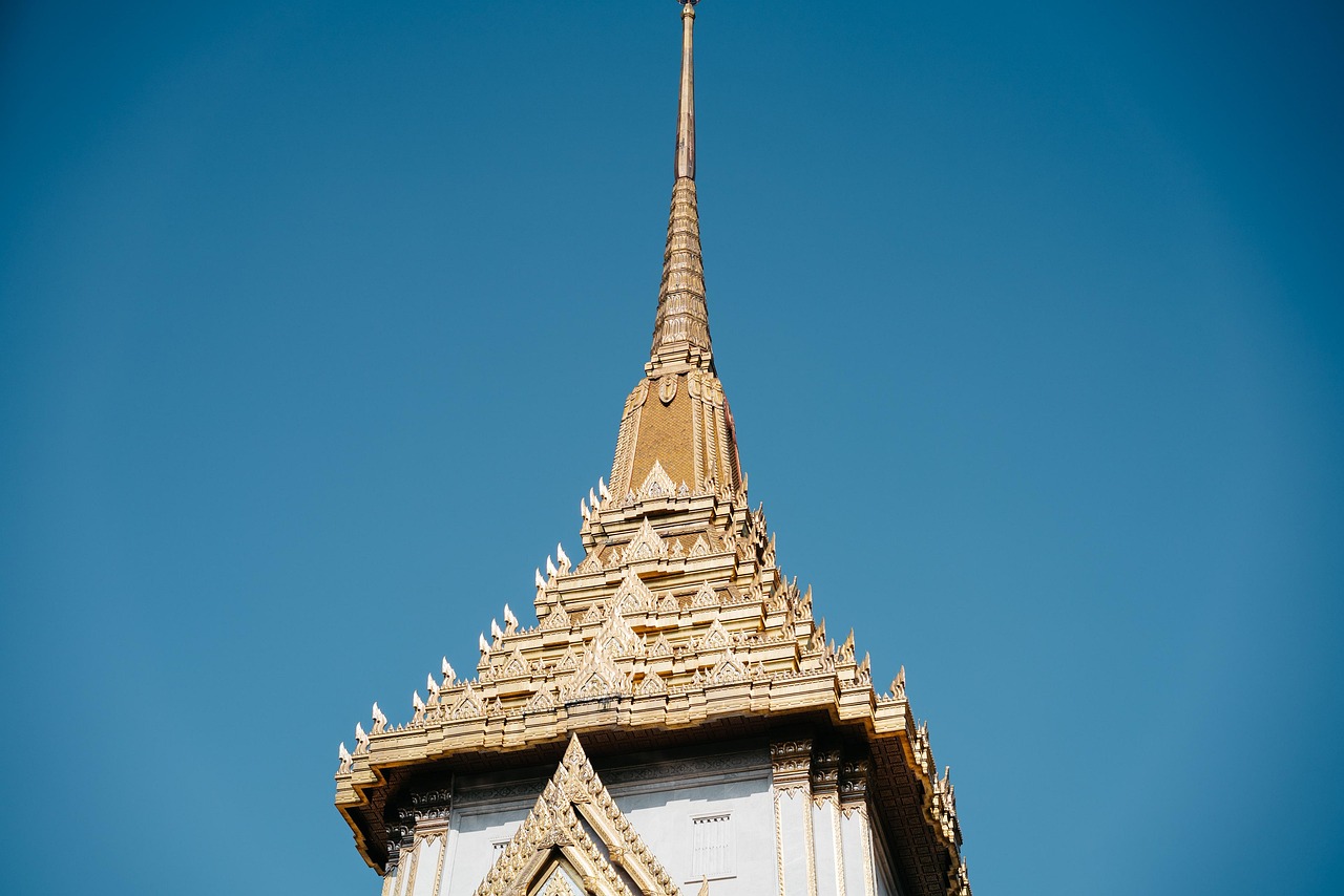 Revel in the golden elegance and intricate details of Wat Phra Kaew's architecture.