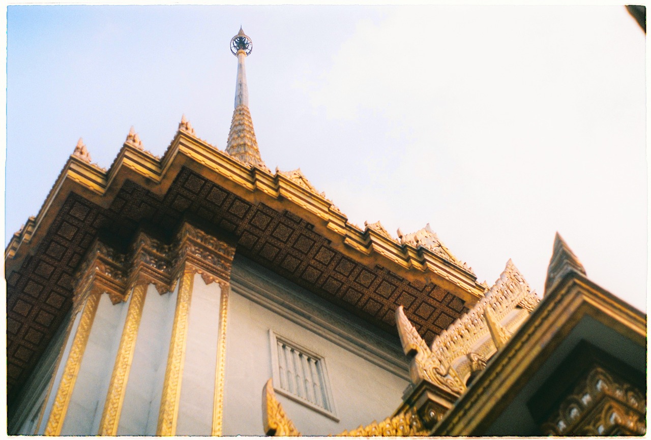 The tranquil grounds of Wat Traimit, reflecting profound Thai spirituality and peaceful architecture.