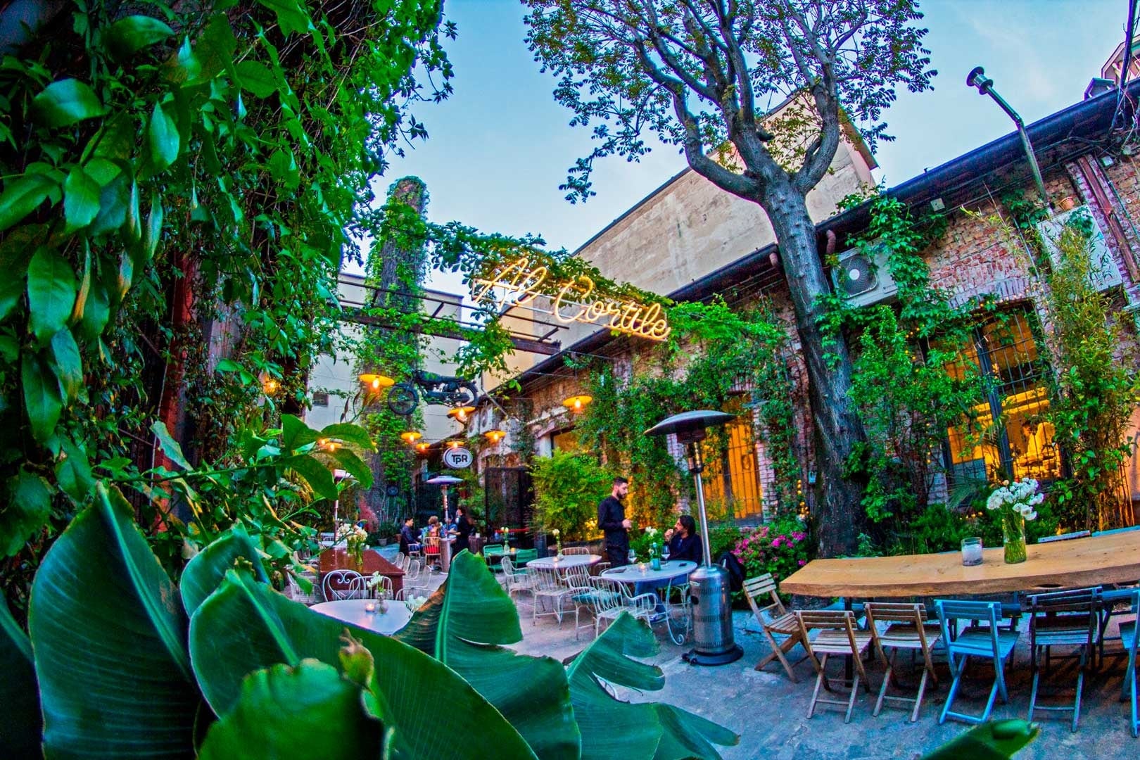 This artistic and bohemian district is known for its refinement and stylish, chic venues.