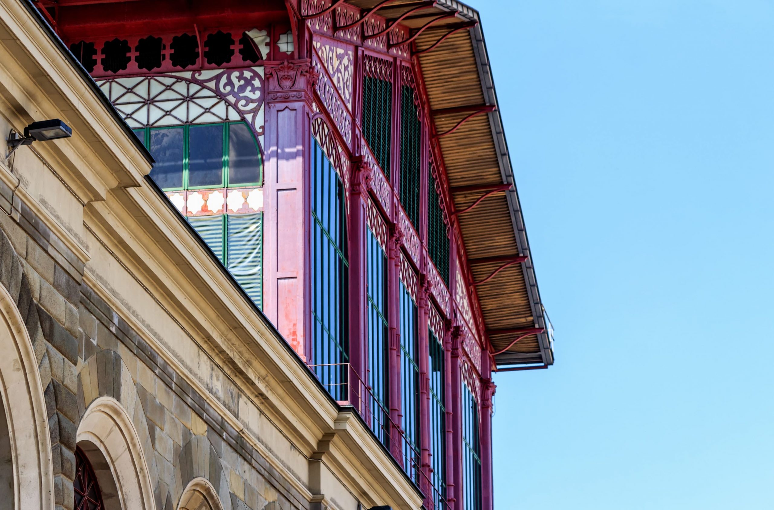 The structure combines iron and brickwork, inspired by the Parisian Halles.