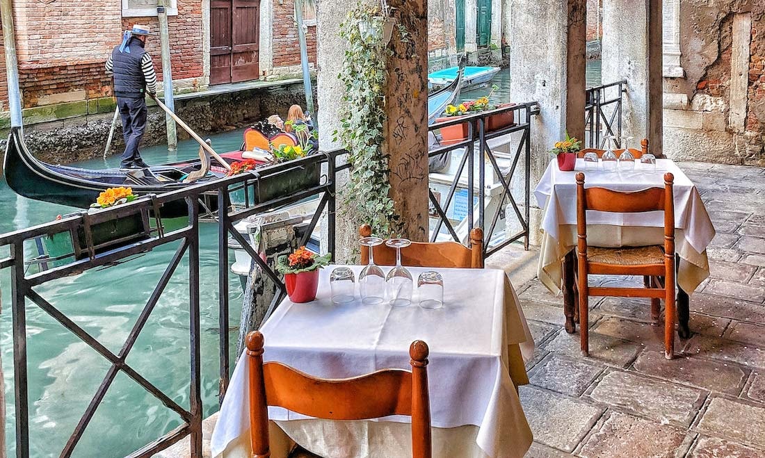 Caffè del Doge, known for its exceptional coffee and canal views near the Rialto Bridge.