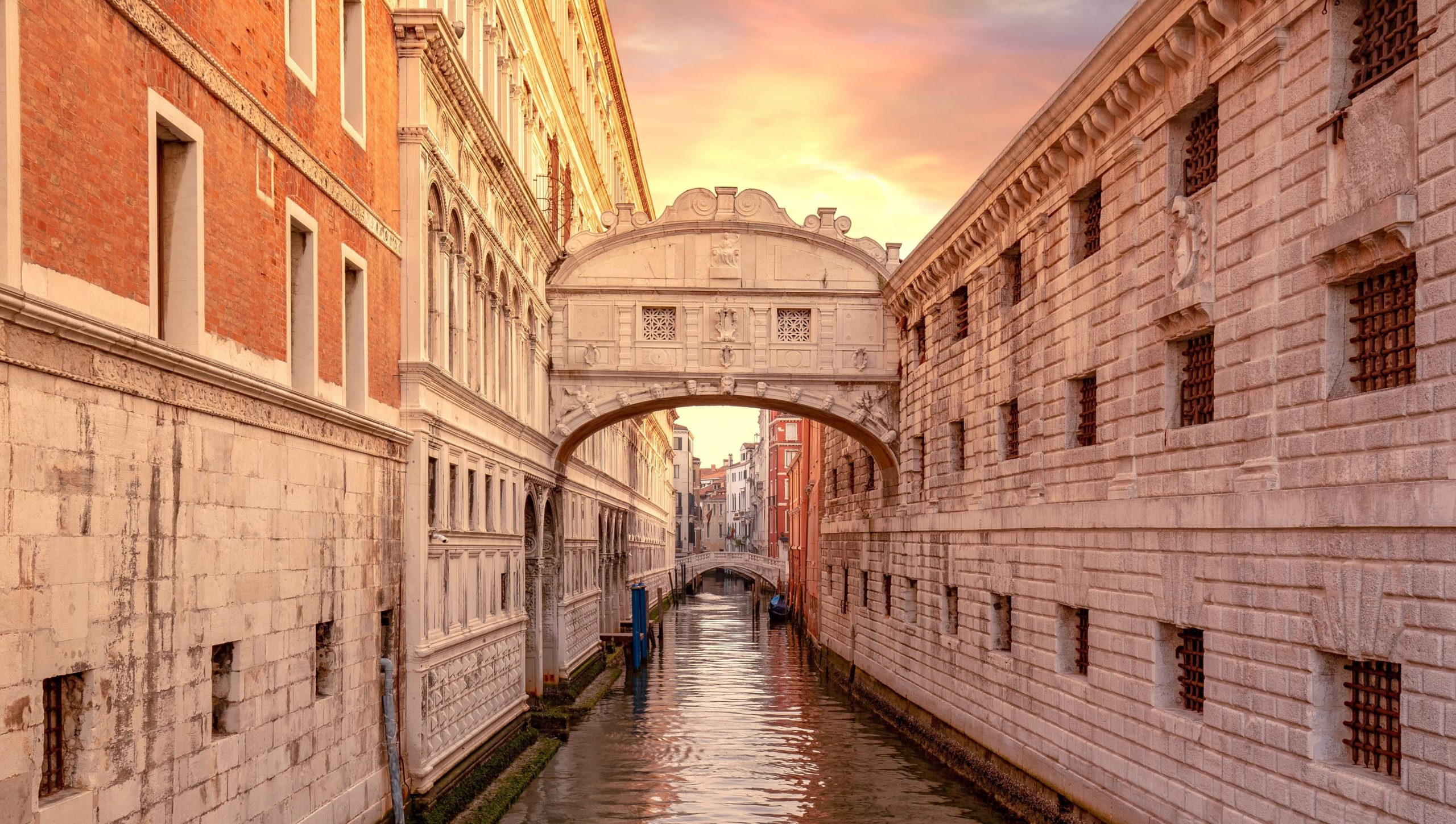 It is an enclosed bridge made of white limestone that passes over the Rio di Palazzo canal.