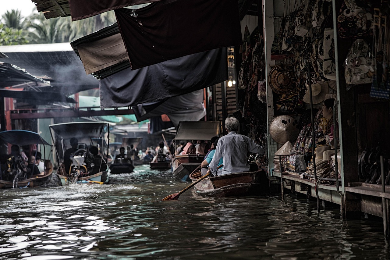 Ayutthaya’s floating market is alive with colour, fragrance, and local creativity.