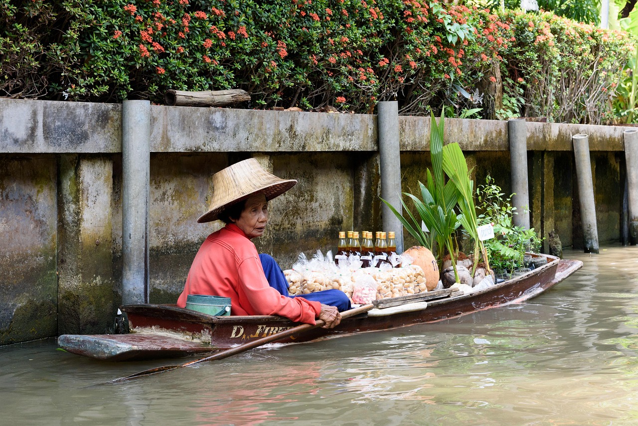 Discover the radiant colours and energy of Damnoen Saduak Floating Market, where boats brim with tropical fruit and lively exchanges.