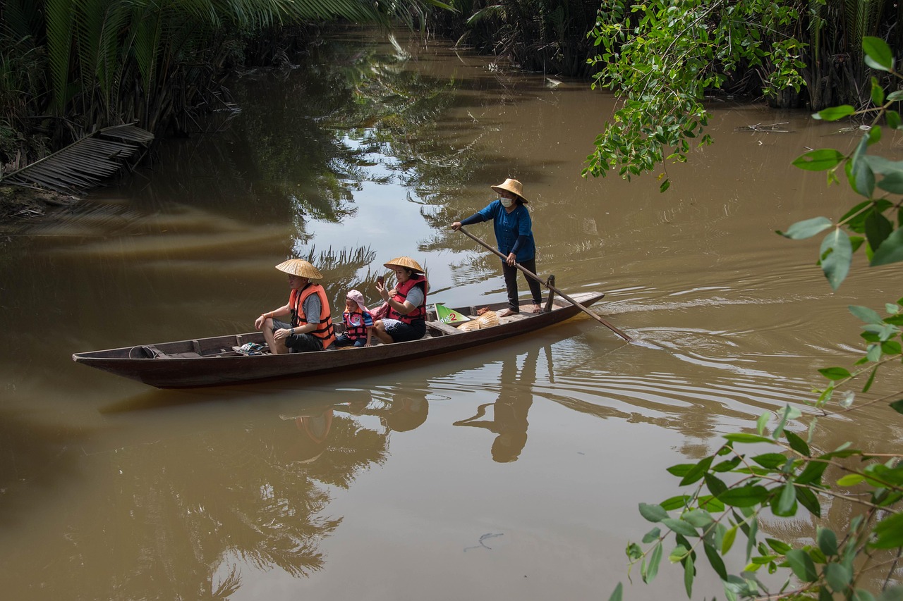 Capture vibrant moments—a symphony of colour, light, and river life—at Thailand’s Damnoen Saduak Floating Market.