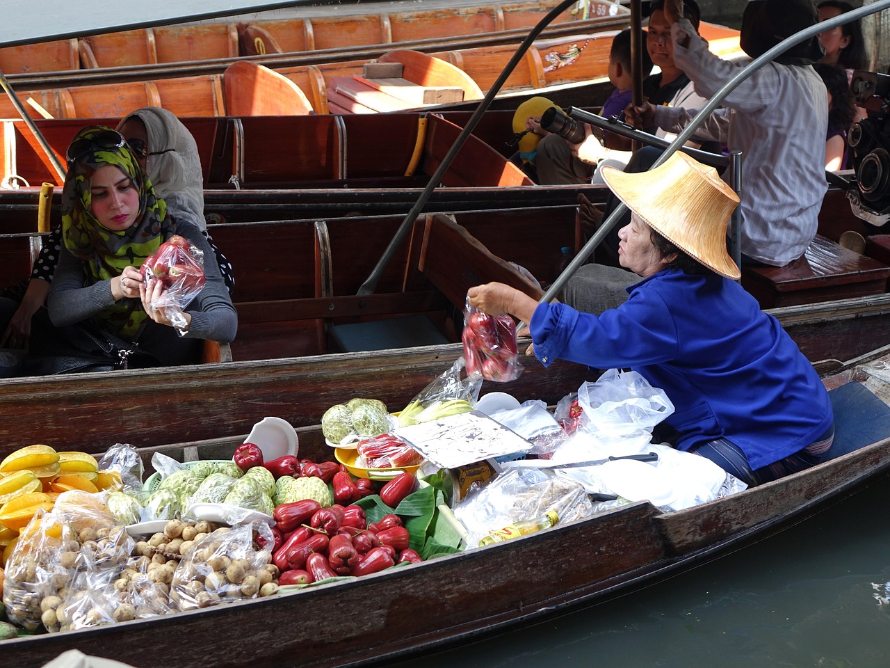 The iconic Damnoen Saduak Floating Market brimming with Thai produce and vibrant culture.