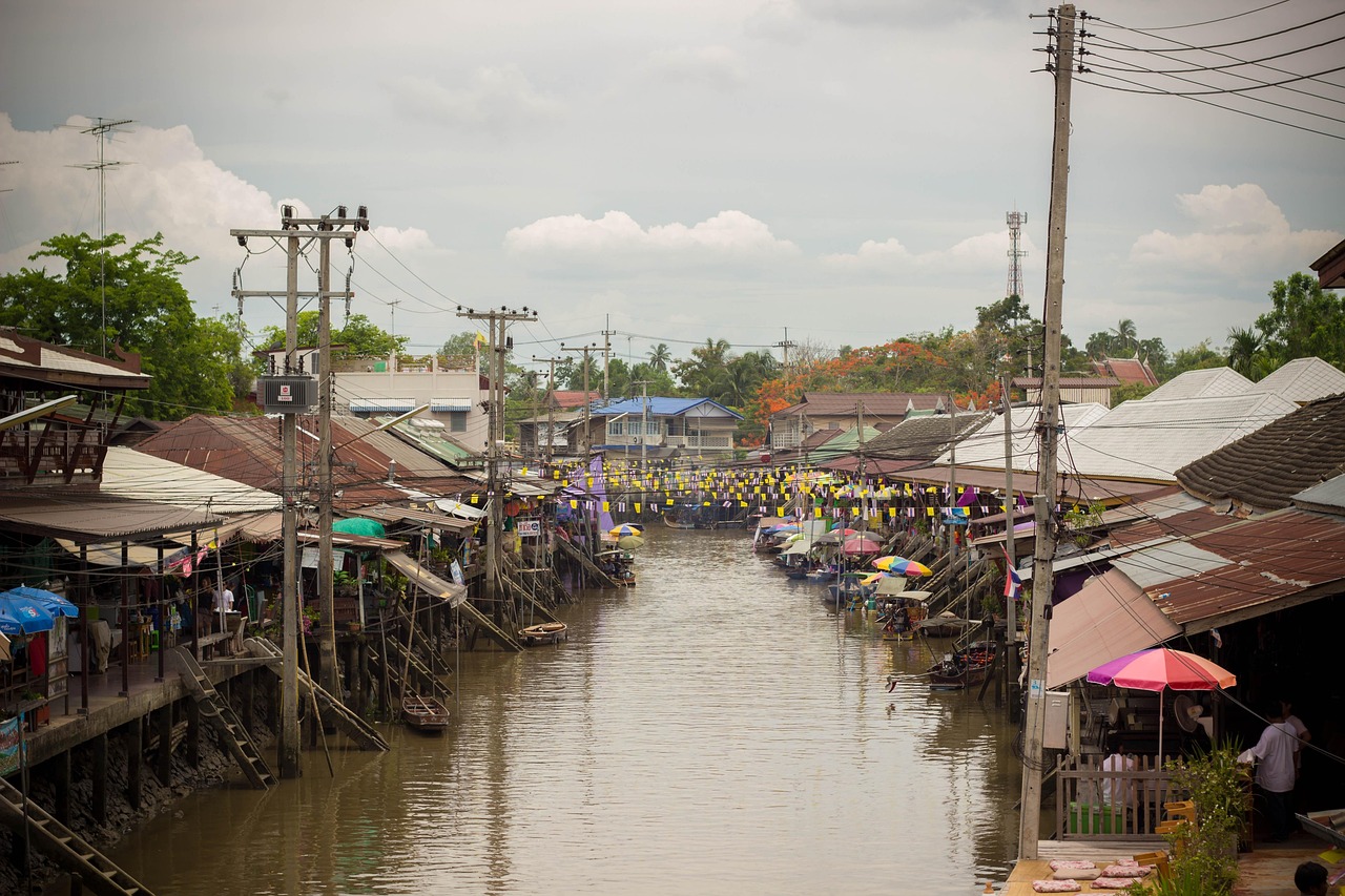 Taling Chan Floating Market is a family favourite, perfect for relaxed explorations and local tastes.