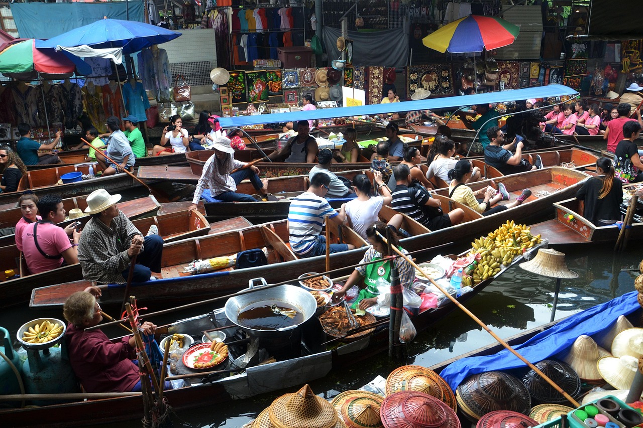 Sampling freshly grilled seafood and dazzling Thai desserts brings every floating market adventure to life.