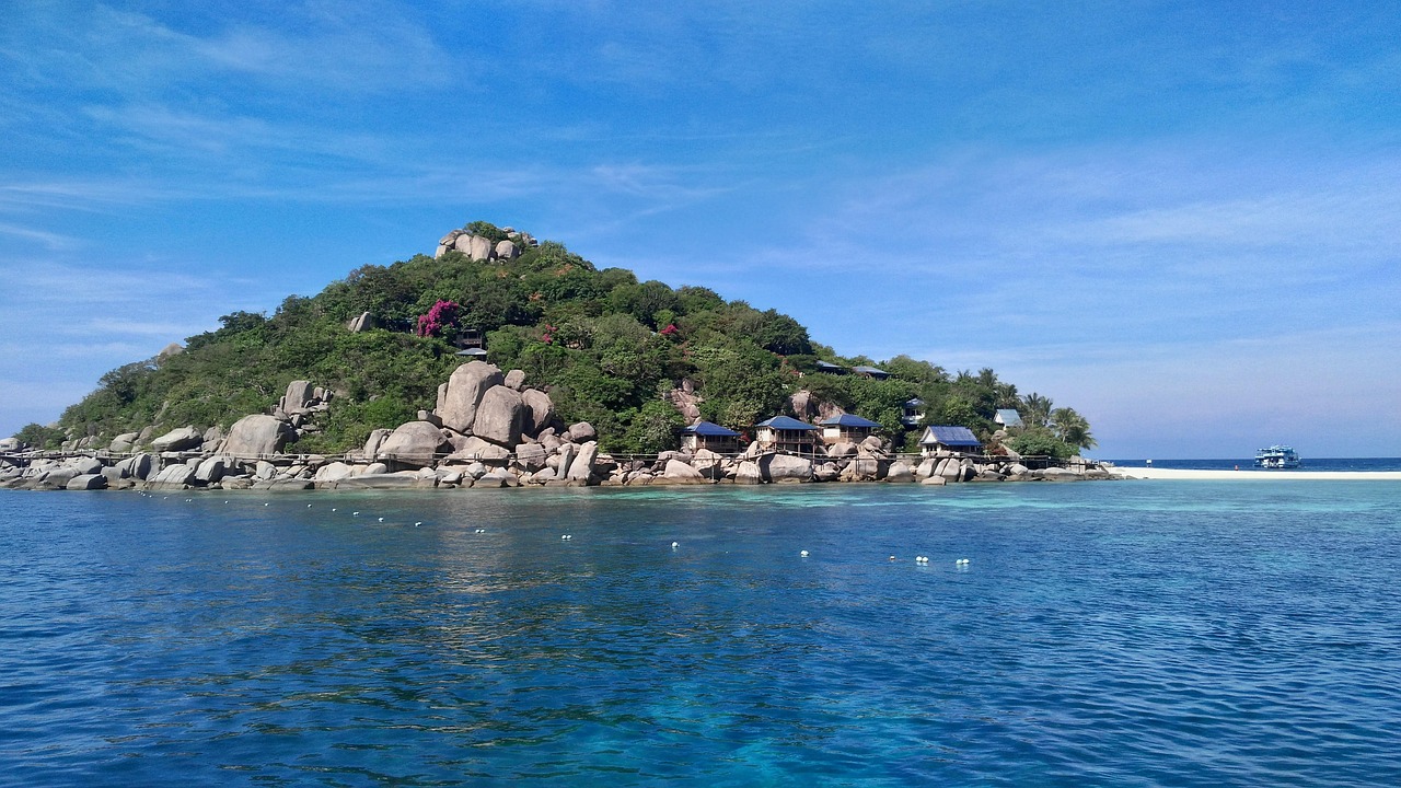 Koh Nang Yuan’s iconic viewpoint reveals stunning turquoise waters and lush green islets—Thailand’s natural wonder.