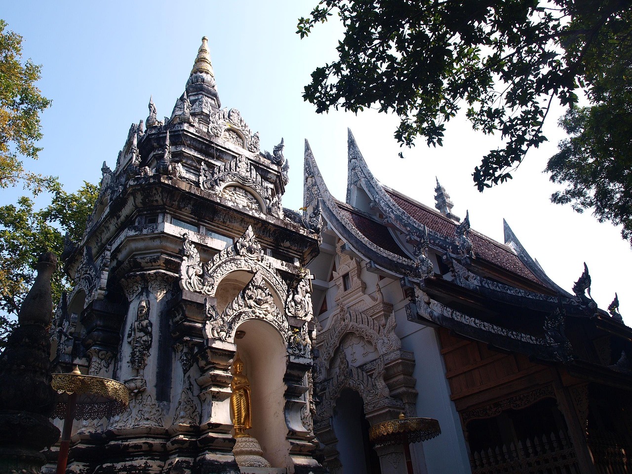 Arrive early for a peaceful, respectful, and rewarding Wat Phra Singh experience.