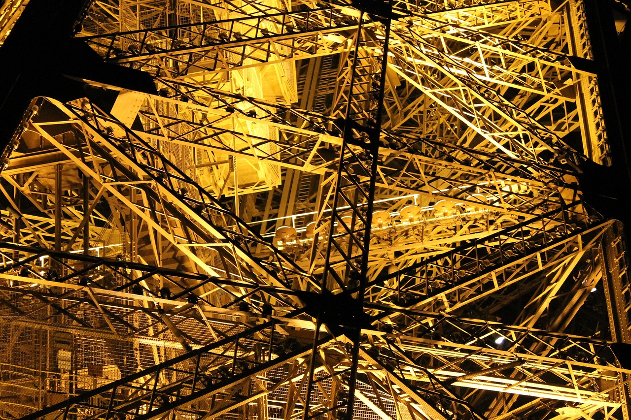 Witness the Tower’s sparkling transformation from dusk till nightfall.