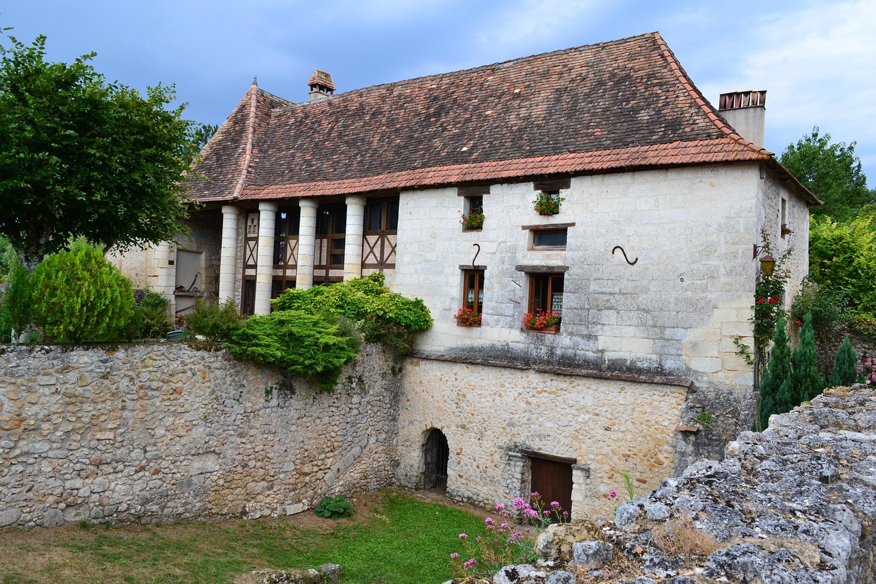 Uncover the timeless villages and lush beauty of the Dordogne Valley.