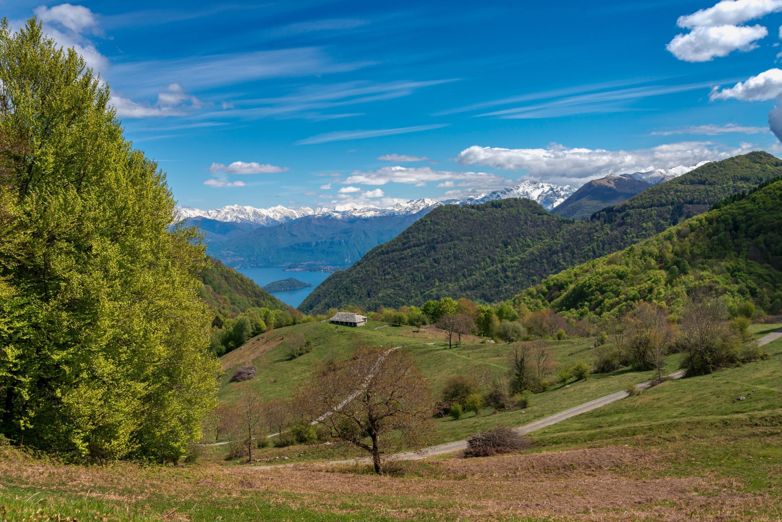 You pass near Villa del Balbianello and can easily stop in various towns for lunch or a coffee.