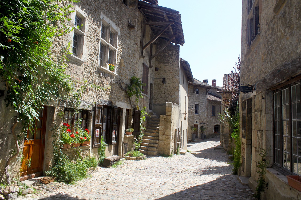 Stroll through the atmospheric cobblestone lanes of Ansi's remarkable medieval old town.