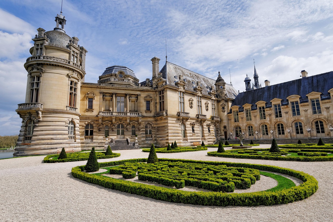 The illustrious Château de Chantilly, at the heart of French elegance and creativity.