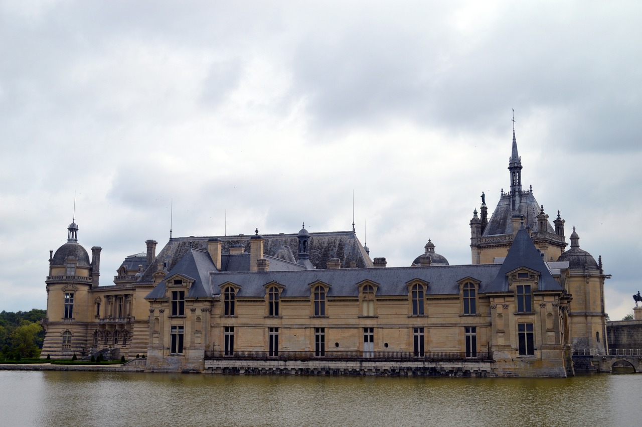 Wander the historic streets of Chantilly for artisan boutiques and French café culture.