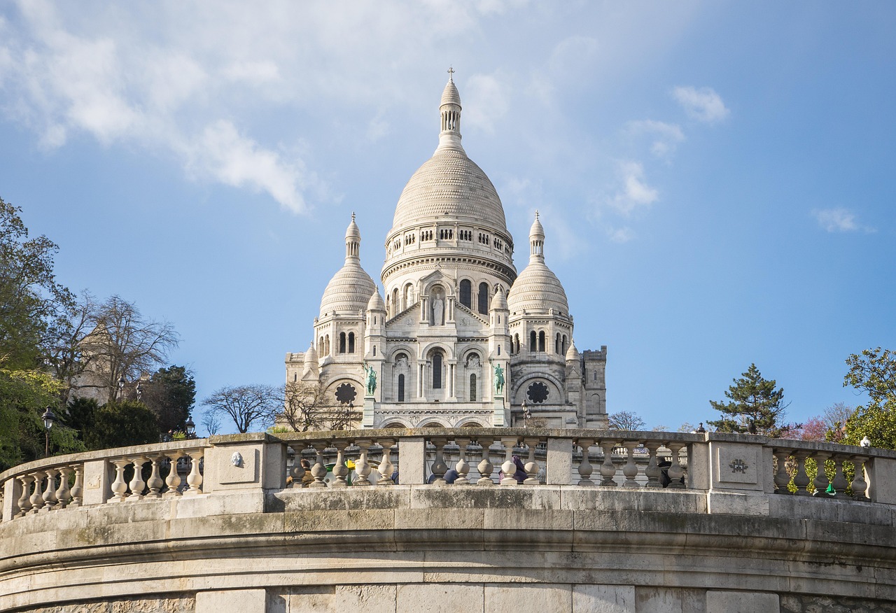 Charming streets and glowing wine bars create Montmartre’s romantic night atmosphere, watched over by the radiant Sacré-Cœur.