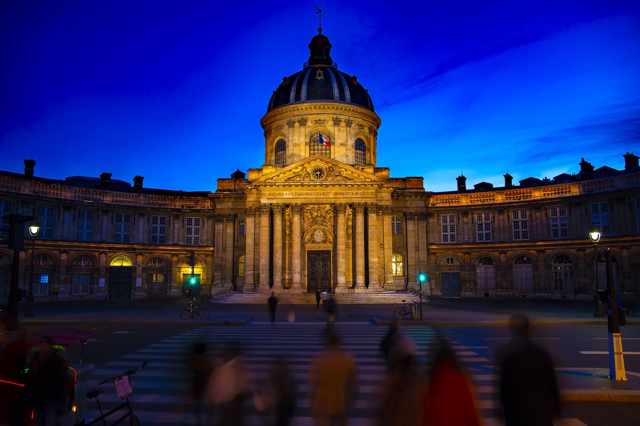 Expert tips help you enjoy Parisian nights with confidence and comfort, wherever you go.