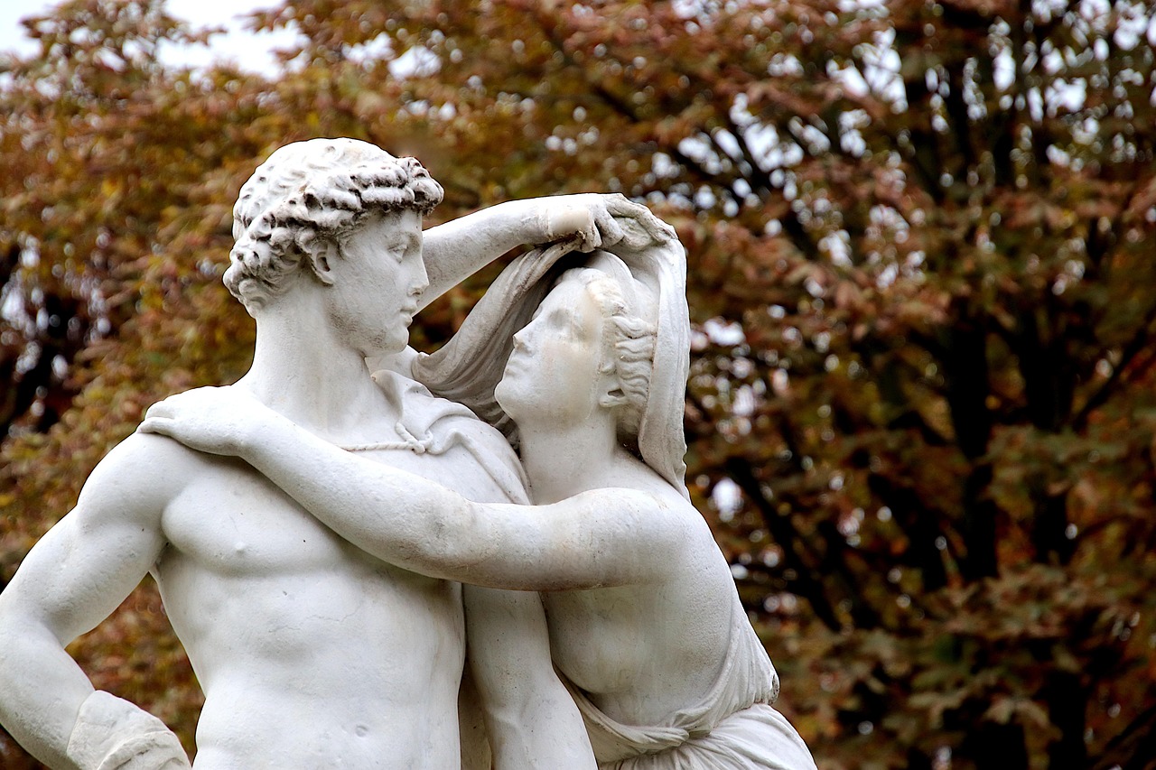 Statues of queens and heroines line the garden’s elegant gravel paths.