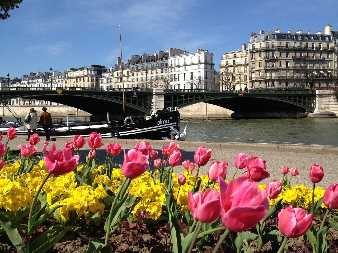 Relax and recharge in a beautiful suite—design your ideal stay for elegance and comfort in Paris.