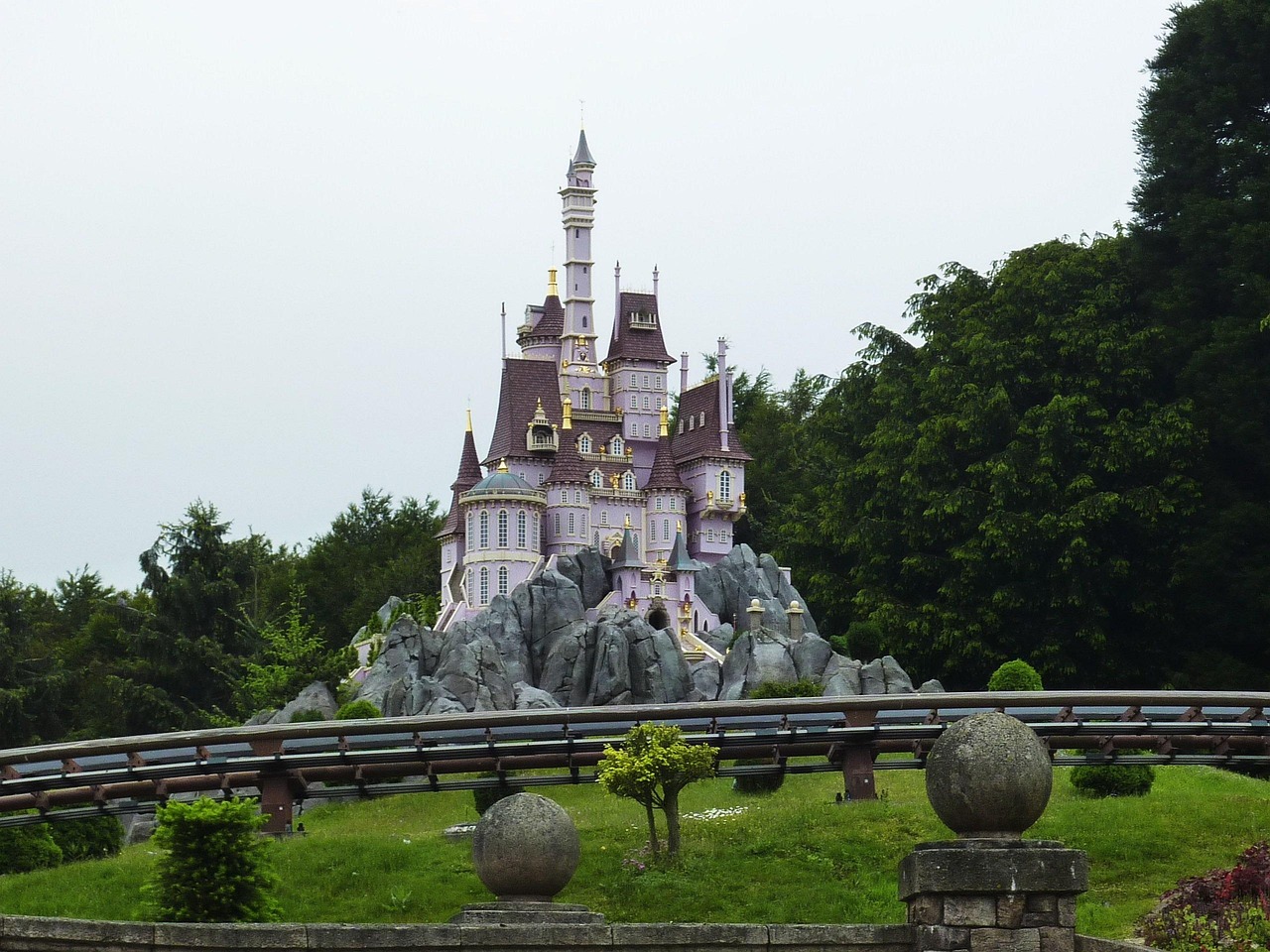 Experience Disneyland Paris with style and ease: your expert travel tips await.