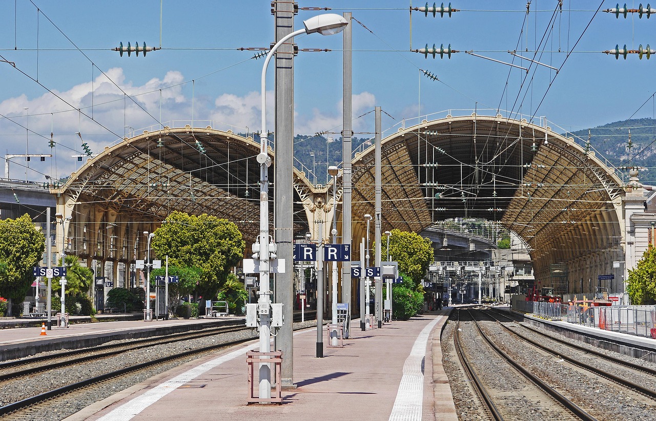 Practical design for a seamless Riviera adventure with transport in Nice